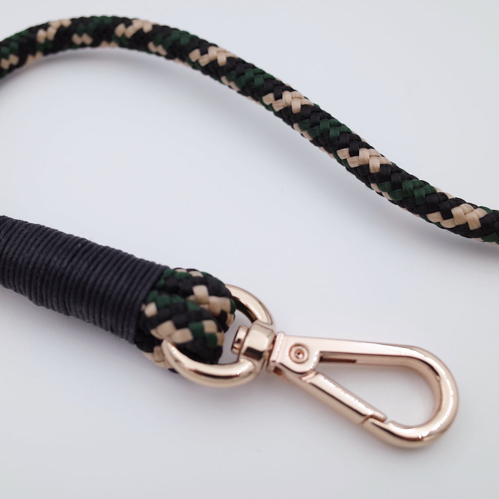 key lanyard green mit goldenem anhänger